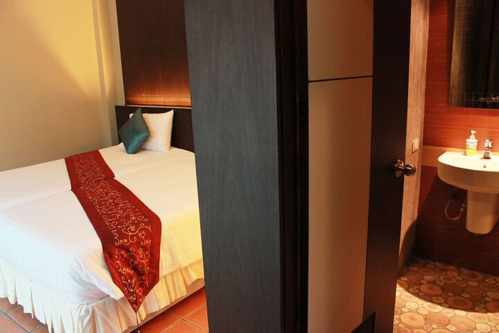 Room 18 of 105