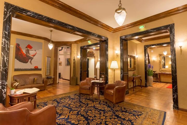 Entrance & Lobby