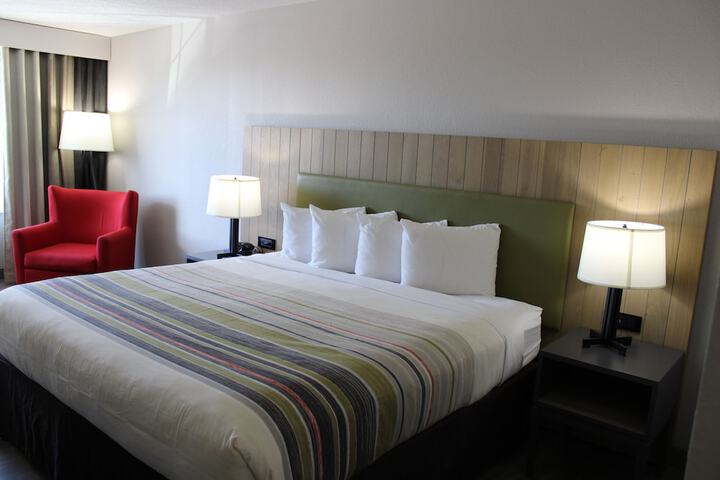 1 King Bed (9 of 10)