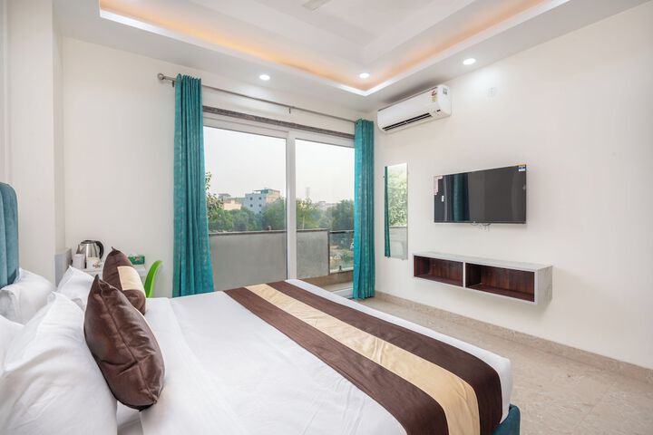 Saavi Hotel Sector- 45