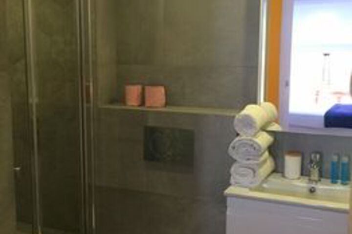 Room 6 of 200