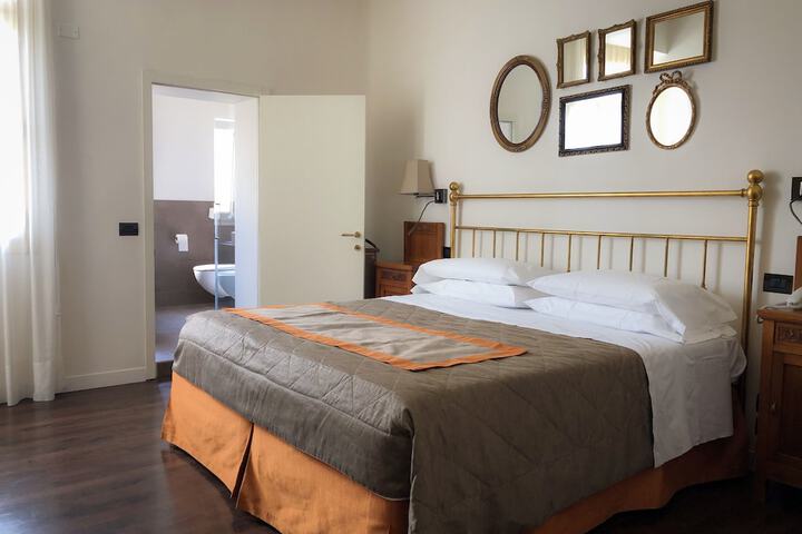 Room 4 of 173