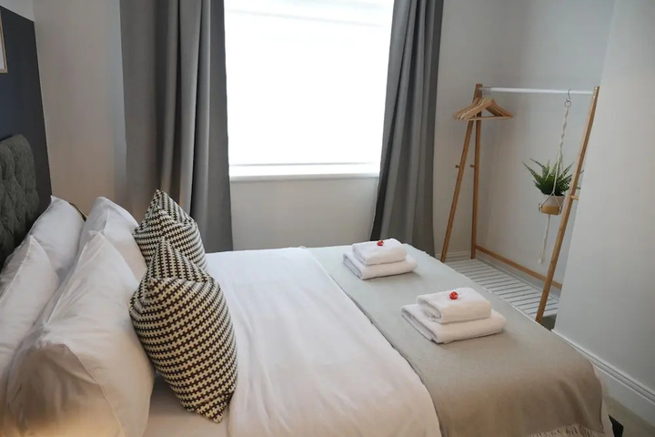 Room 2 of 8