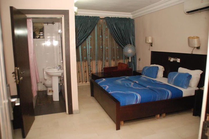 Room 9 of 26