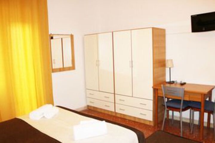 Room 6 of 12