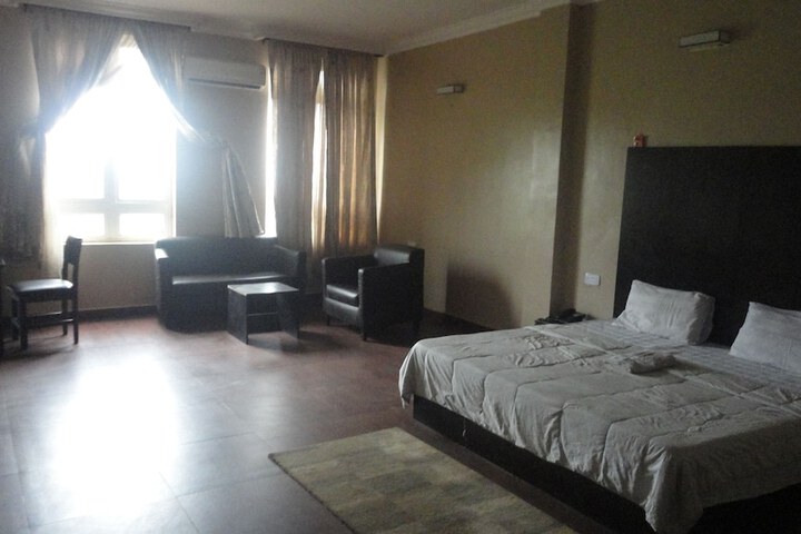 Room 4 of 13