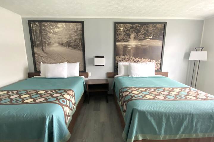 2 Queen Beds (12 of 13)