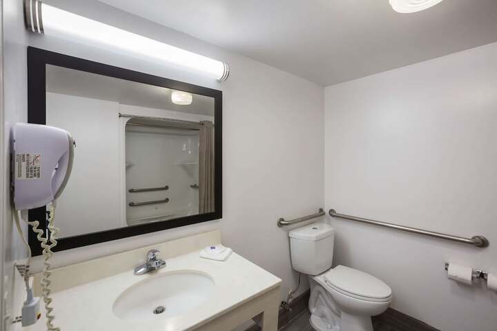 1 King Bed Mobility Accessible Tub (5 of 13)