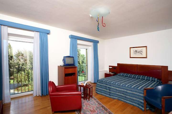 Room 8 of 43