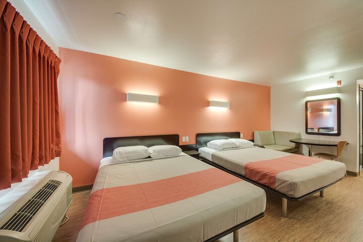 Room 13 of 38