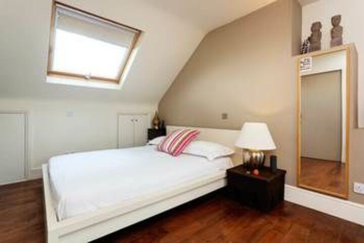 Room 8 of 18