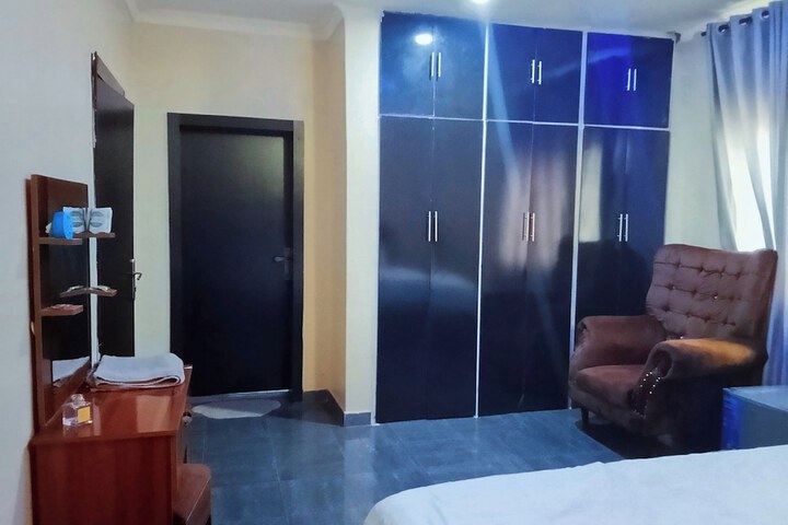 Room 4 of 7