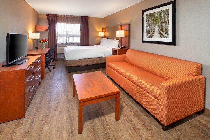 1 King Bed (5 of 7)