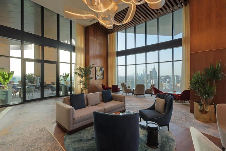 Lounge 102 of 125