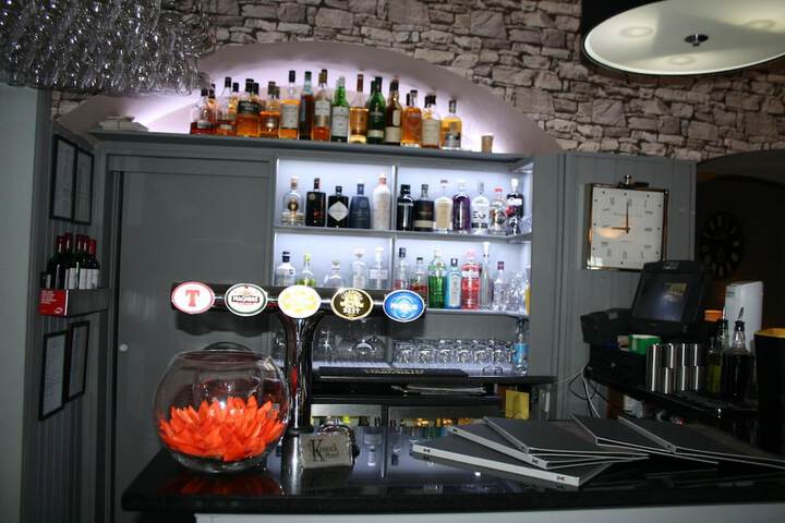 Lounge 34 of 49