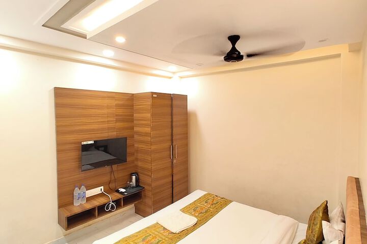 Room 8 of 13