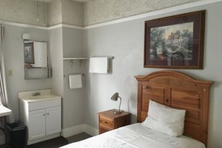 Room 6 of 8
