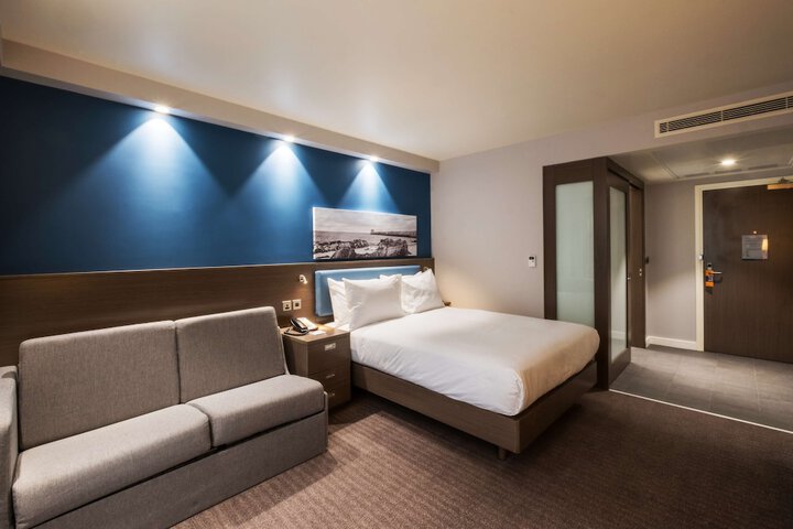 Room 16 of 42