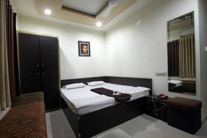 Room 4 of 10