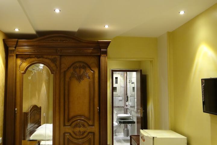Room 9 of 16