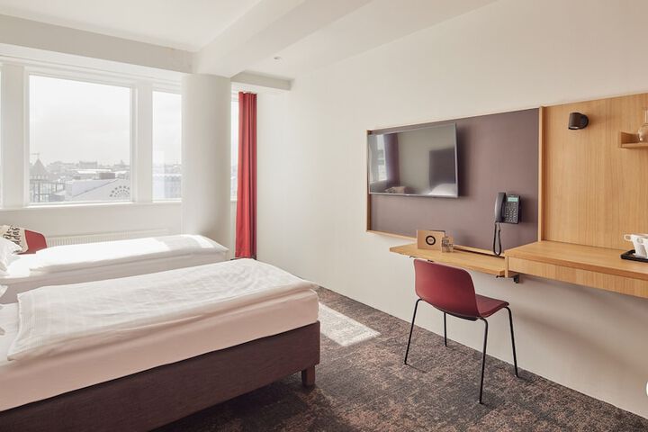Room 25 of 46
