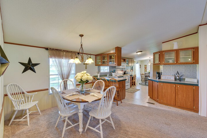 Sunny Florida Escape w / Screened-in Patio & Grill!