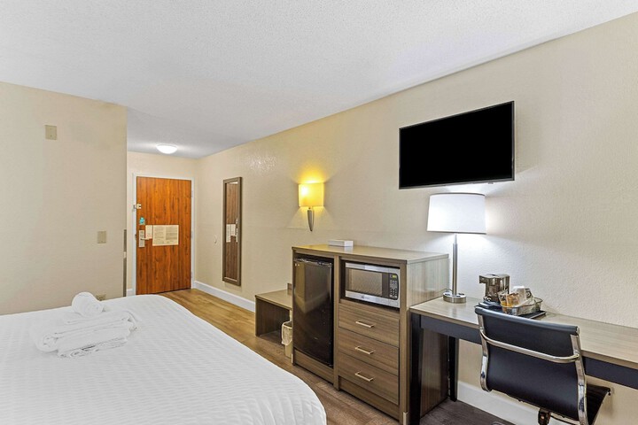 1 King Bed (6 of 17)