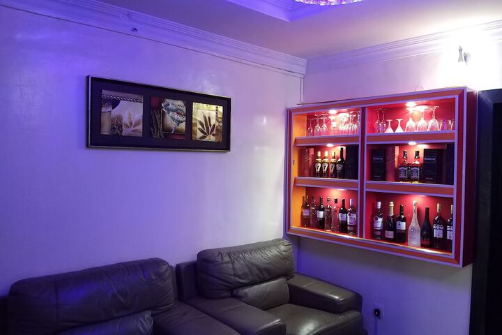 Lounge 28 of 34