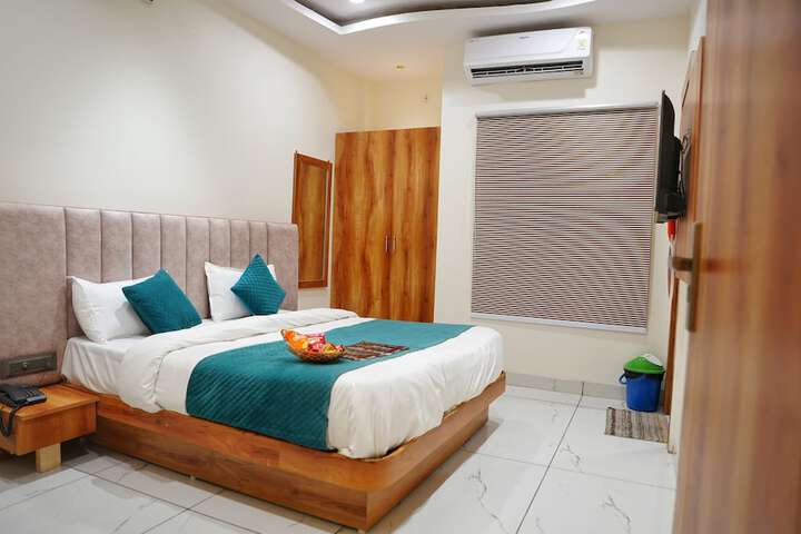 Room 6 of 32