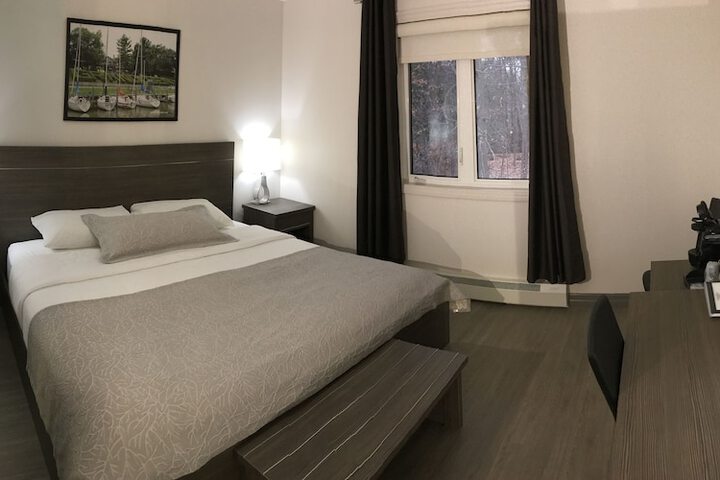 1 Queen Bed (4 of 20)
