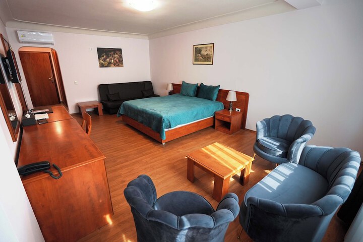 Room 6 of 23