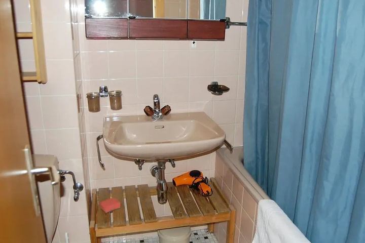 Room 4 of 10