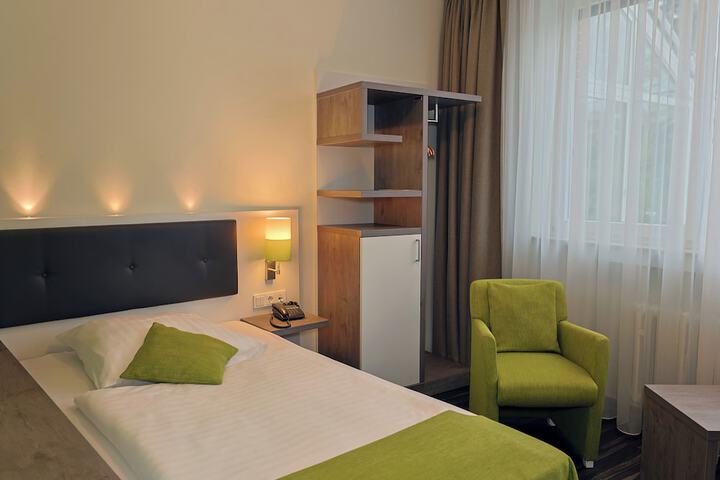 Room 32 of 81