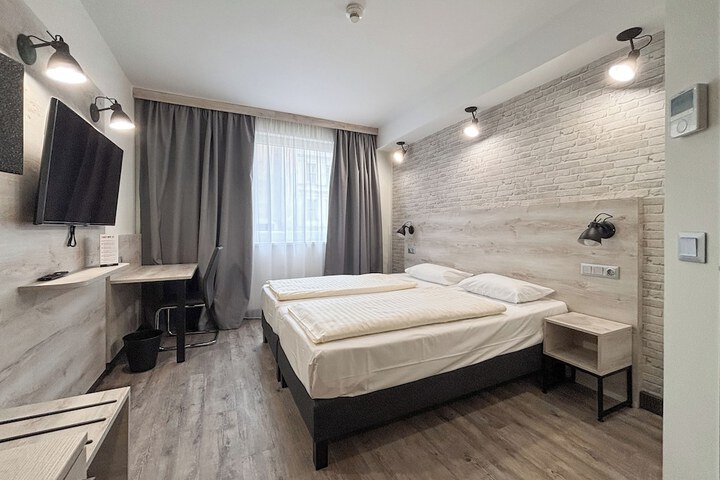 Room 8 of 18