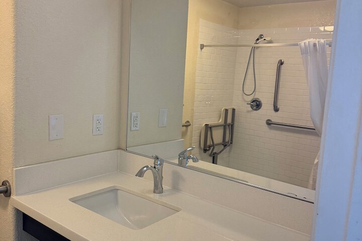 Room 13 of 22