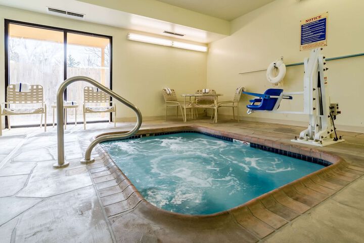 Pool image of Quality Inn & Suites Manhattan