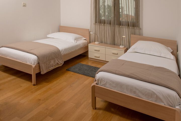 Room 5 of 32