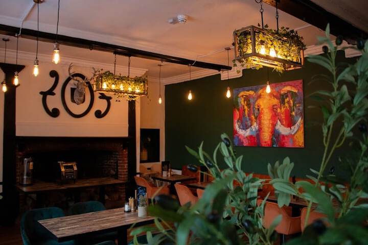 Lounge 68 of 79