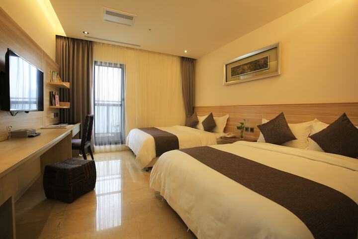 Room 26 of 102