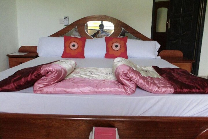 Room 4 of 18