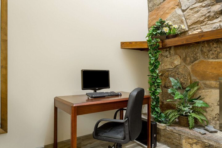 Business Center 18 of 20