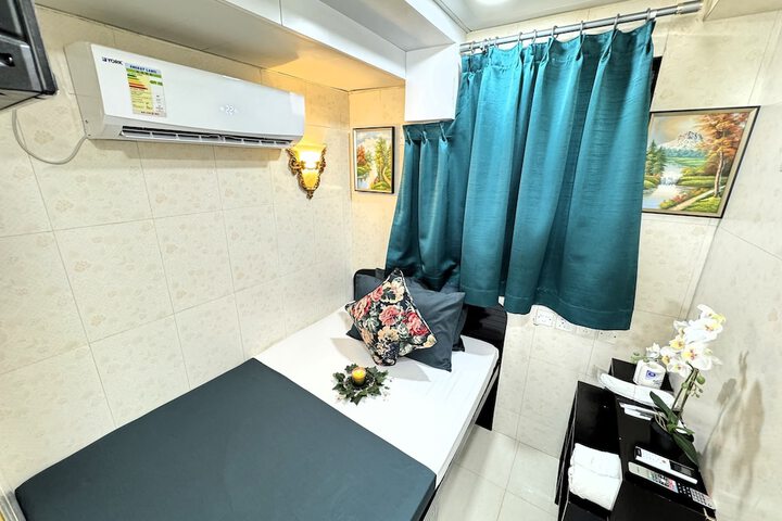 Room 10 of 13