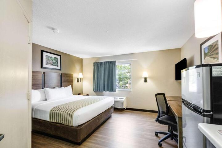 1 King Bed Efficiency (13 of 14)