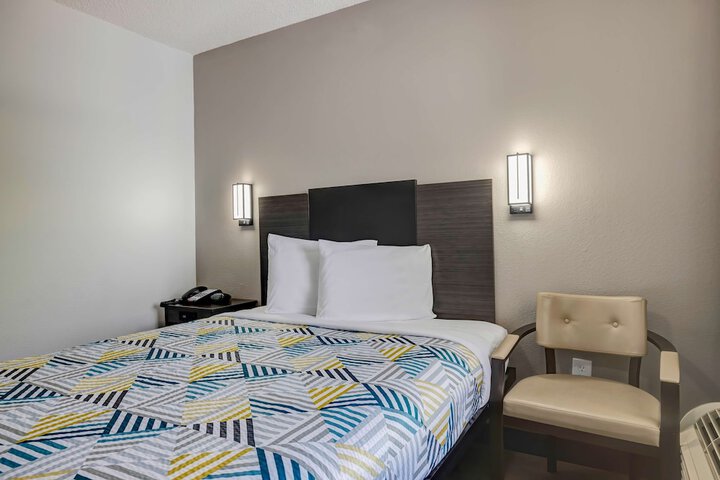 1 Queen Bed (4 of 16)