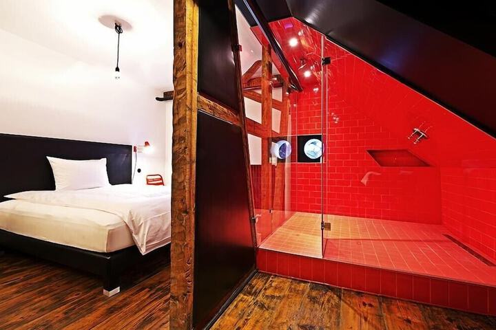 Room 53 of 79
