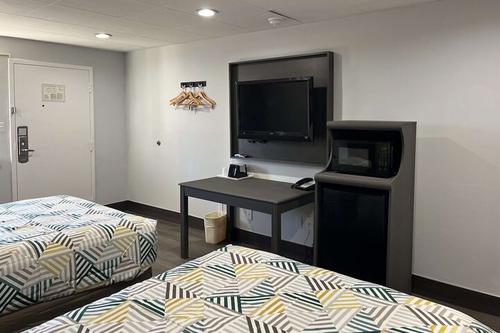 Deluxe Room 2 Double Beds Refrigerator, Microwave (3 of 7)