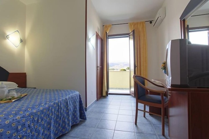 Room 12 of 32