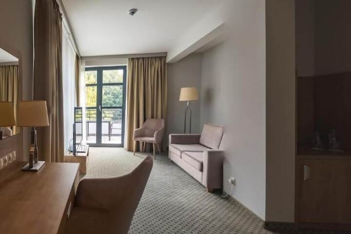 Room 4 of 8