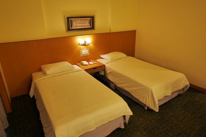 Room 11 of 32