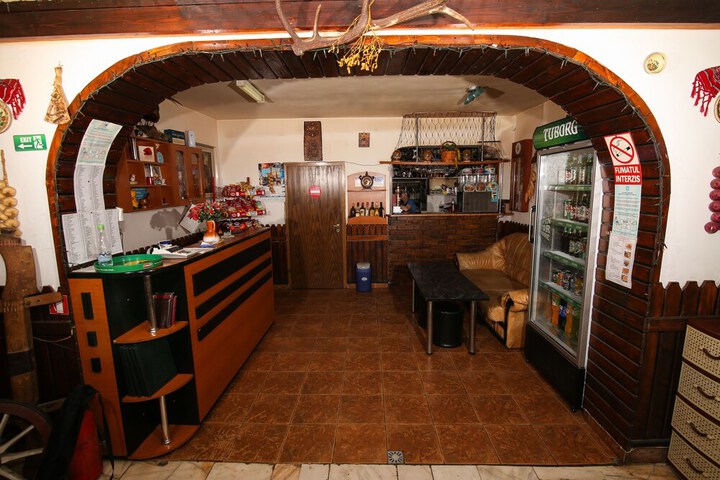 Lounge 21 of 27